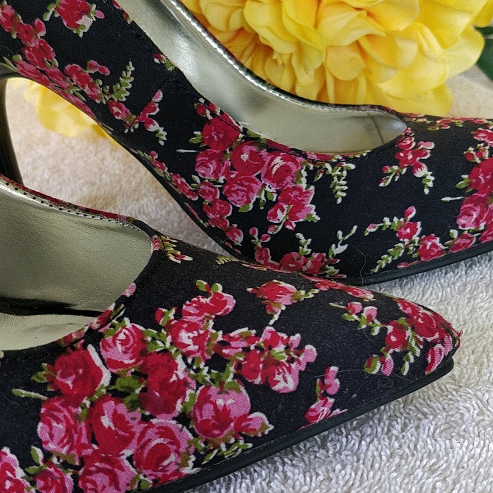 Floral Pointed Toe Pumps - Picture 4 of 7